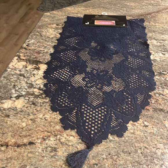 NWT-Lace Runner with matching placemats - Picture 4 of 4